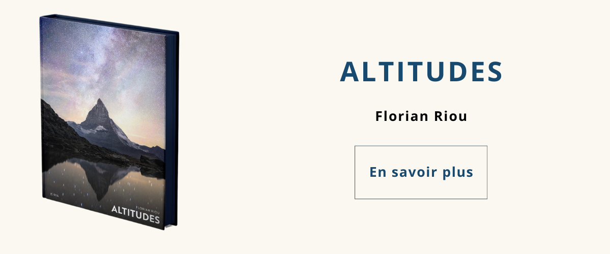 L'image met en avant un livre intitulé "SOLITAIRES" dans une esthétique minimaliste et épurée. La couverture du livre présente une illustration de mer agitée avec des vagues stylisées en différentes nuances de bleu, sous un ciel pâle et des nuages doux dans des tons crème. Un voilier solitaire est visible à droite, avec une voile blanche, tandis qu'un autre bateau avec une voile rouge vif se trouve à l'arrière-plan à gauche, renforçant le thème de la solitude en mer.  À gauche du livre, un tiré à part (illustration détachée) représentant également un voilier solitaire est présenté, ce qui laisse entendre qu’il est offert en cadeau avec la précommande. Sur la droite de l'image, un texte en majuscules annonce : "PRÉCOMMANDES DISPONIBLES", suivi d'une invitation à précommander le livre et à recevoir en cadeau cette illustration. En dessous, un bouton gris clair affiche "En savoir plus" pour inciter l'utilisateur à passer à l'action.
